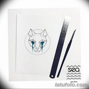 Эскиз татуировки с изображением головы кота, из глаз которого текут слезы, заключенной в геометрическую фигуру. Подходит для любителей животных и минимализма.